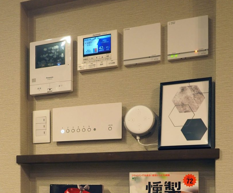 注文住宅の間取り計画時に設置位置を決めておいたので、壁に電源コードを通す穴を開けてもらいました。