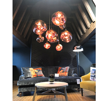 写真②-1,2,3：モダンな空間でも、深く美しく濃い塗装の壁は家具やアートの背景となります。