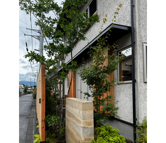 １階の掃き出し窓の戸袋には天然木のレッドシダーを塀は杉板を採用。