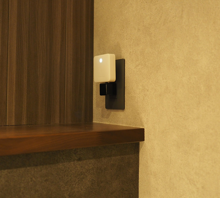 コンセントに取り付けたSwitchbot Hub minih。