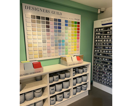 塗装壁がほとんどなので、インテリアショップ（デザイナーギルド）にはオリジナルの塗装ペイントが並びます。