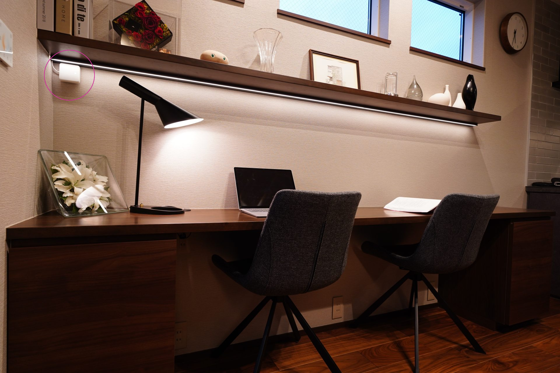 ダイニングの壁（棚の左下）にSwitchbot Hub minihを。このように機器に赤外線信号が届く範囲に設置しなければいけません。