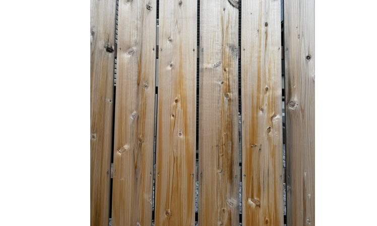 長時間、建物の影に入る駐車スペースの奥の木塀の色変化は緩やかです。