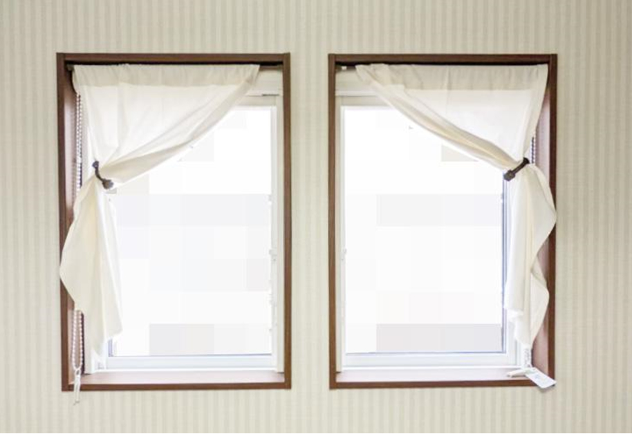 針も糸も使わないお手軽「カフェカーテン」。