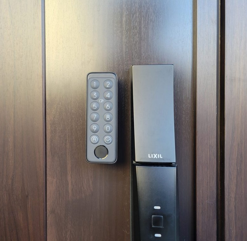 玄関ドアの外側に暗証番号（キーパッド）を取り付けることにより、暗証番号の入力で解錠できるようになります。指紋認証機能付きにすれば、暗証番号の入力も不要で、登録した指紋でドアロックを解錠できるようになります。