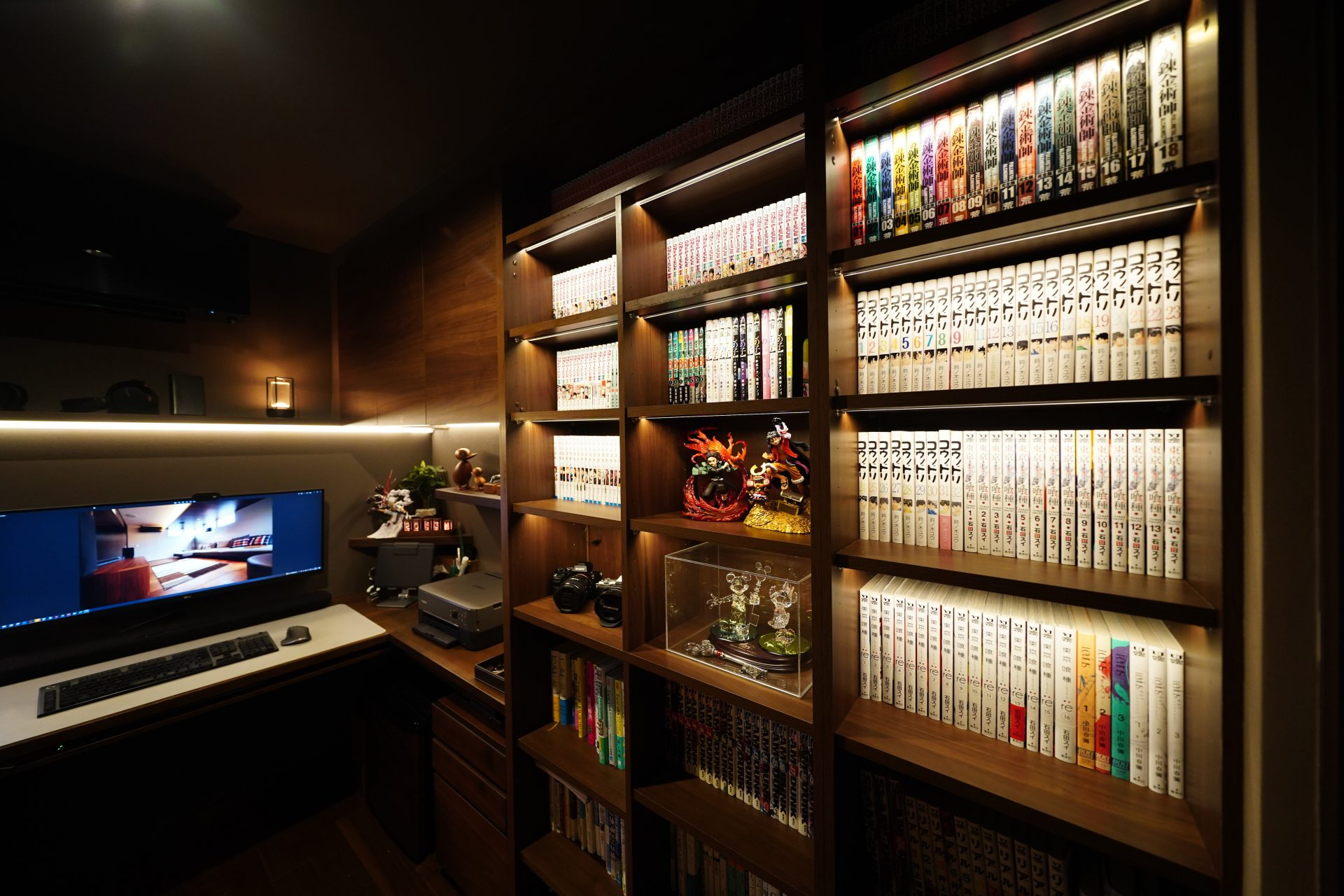 書斎のデスクと棚にDIYで施した間接照明。スマートプラグとの組み合わせがオススメ。スマートスピーカーによる音声操作が可能になります。