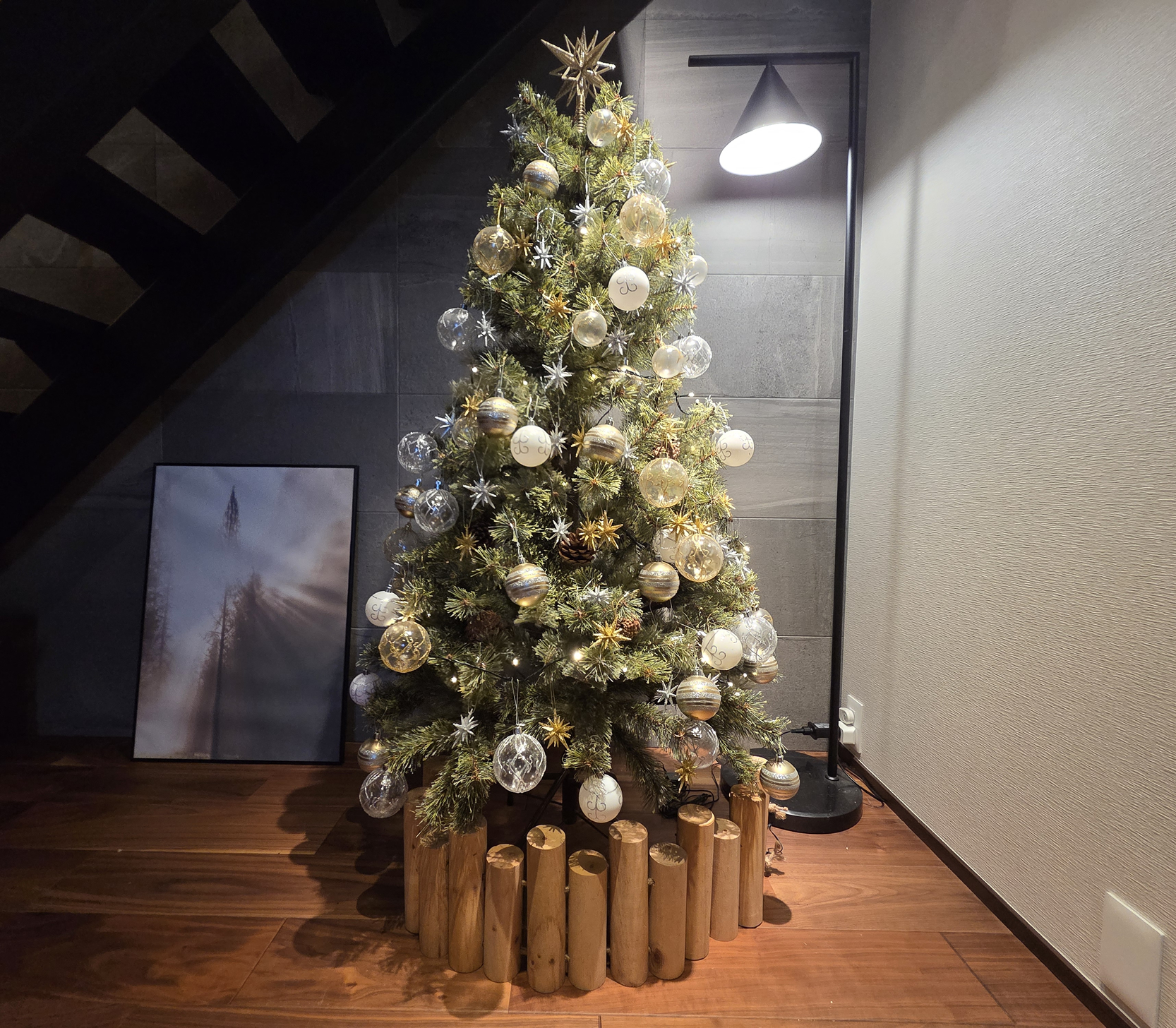 玄関ホールに飾るクリスマスツリー。