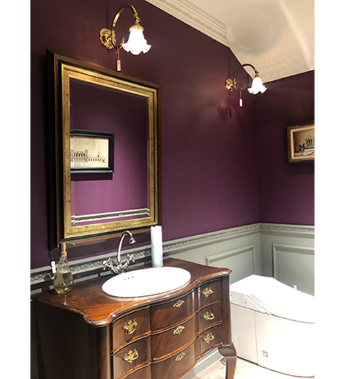 写真⑤：腰壁と濃いカラーとの対比で、クラシカルさを表現。