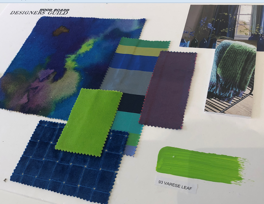 写真⑥：壁紙やファブリックなどの空間に入れる色を置いてみて、イメージをしてみる。