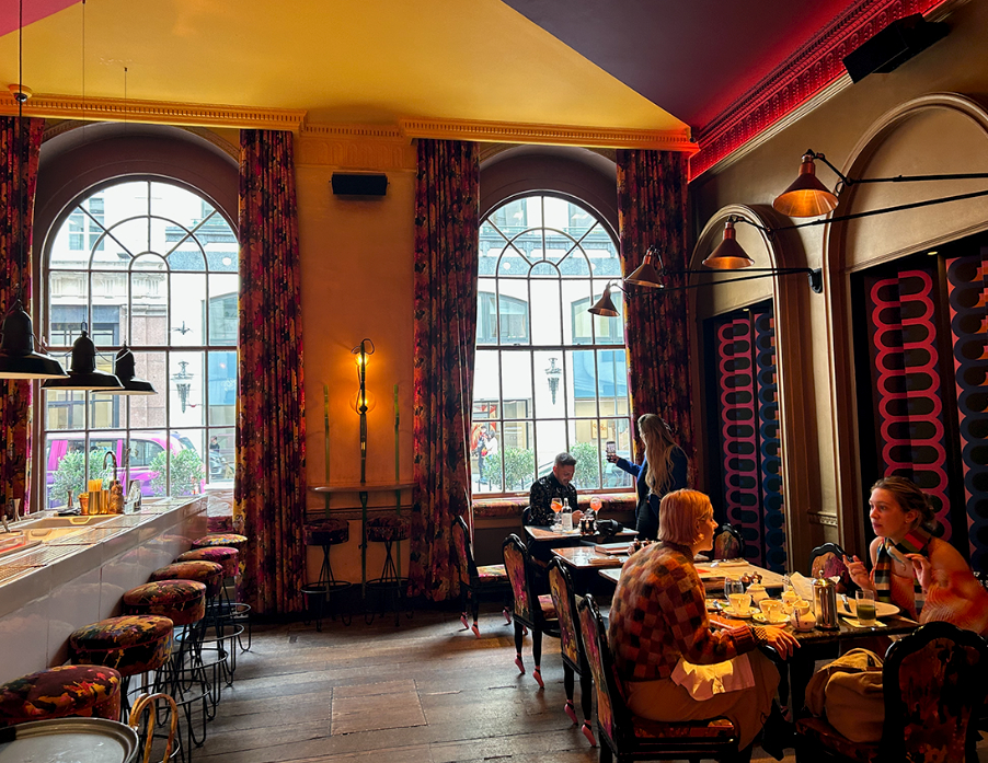 写真⑦：ロンドンで話題のカフェ「Stitch」。濃いカラーを大胆に用い、色と柄があえてぶつかり合うことで、互いを引き立て合う相乗効果が生まれ、より魅力的な空間を創り出します。