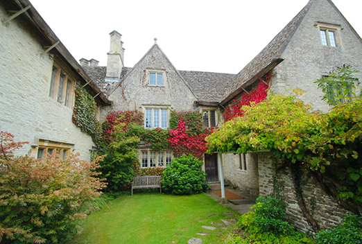 写真①：美しい赤い蔦と庭、イギリスコッツウォルズ「アーツ・アンド・クラフツ運動」を率いたウィリアム・モリスの家。