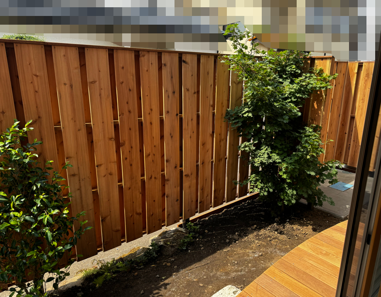 南面接道に面したLDKの大きな窓から道路を見たところ。通りを行く人の視線が気にならない設計です。