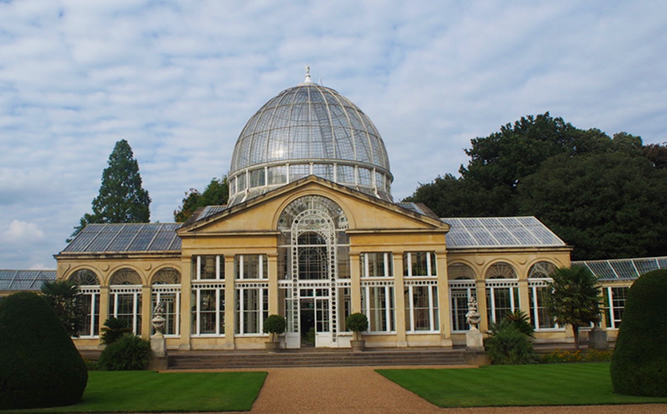 ⑤：外観
世界でもっとも有名な植物園 、 ロンドン南西部のリッチモンド地区にあるイギリス王立の植物園「キューガーデン（キュー王立植物園） Royal Botanic Gardens, Kew」ヴィクトリア時代のガラス建築の傑作と呼ばれ、後の温室建築やコンサバトリー設計に大きな影響を与えました。