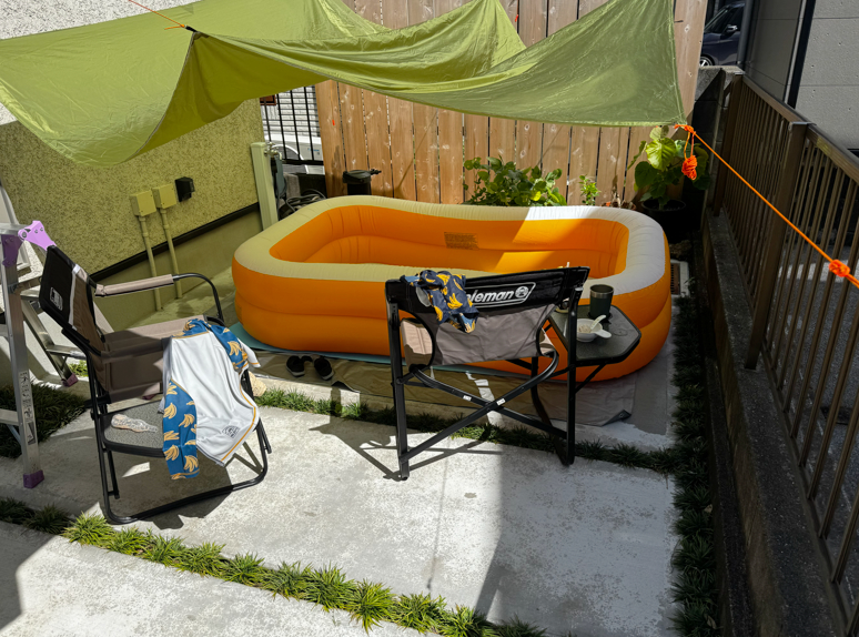 駐車スペースの奥にタープを張ってプールで水遊び。板塀がタープポールとして役だっています。