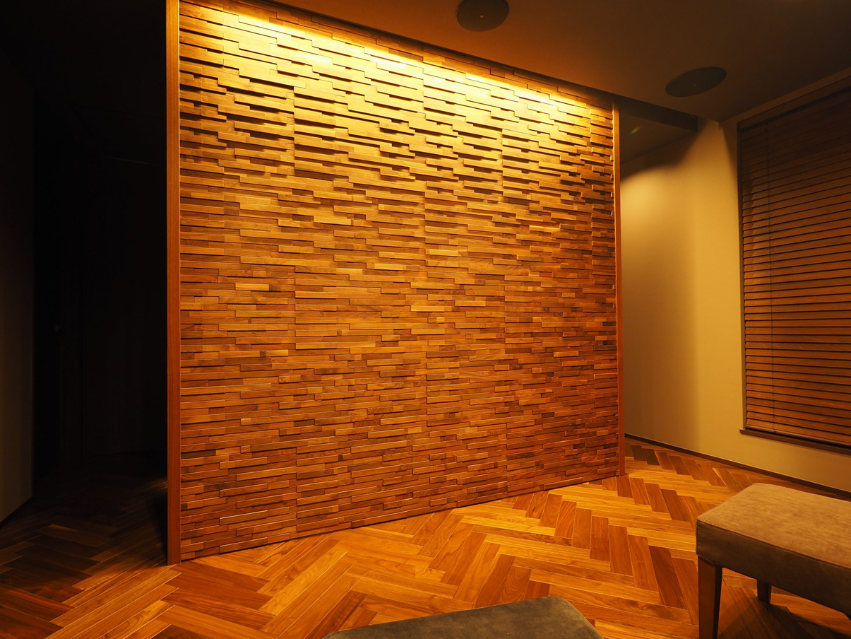 ３階セカンドリビングのこの壁の折上げ天井にスクリーンを収めています。