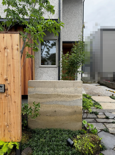 土塀の横からドアまでわずかにカーブする道で奥行きを感じます。