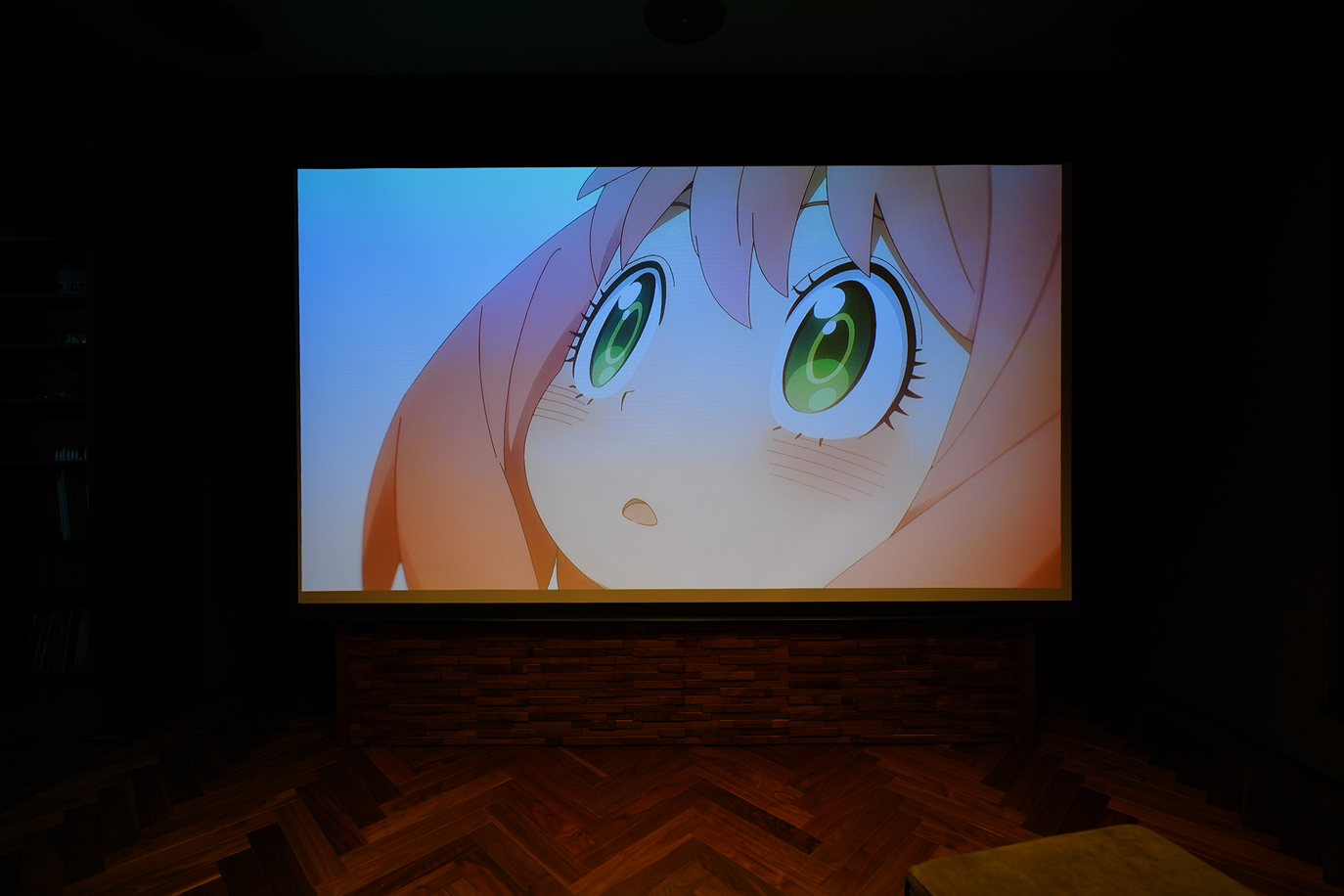 スクリーンでは、テレビほどの明るさは求められず、暗くして観る必要があります。