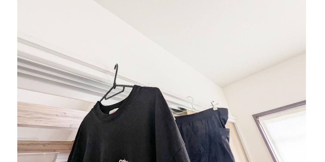 見た目もドア枠に馴染んで目立たず、便利な部屋干しレールができました！