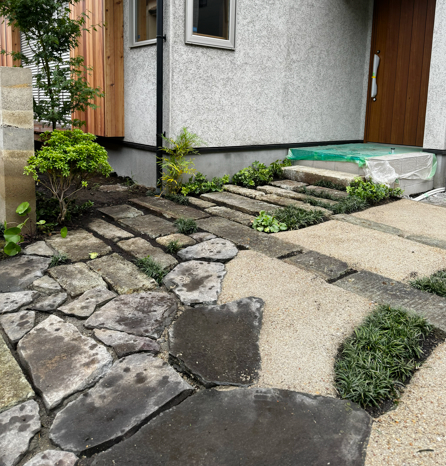 大谷石で道と石段をつくりました。