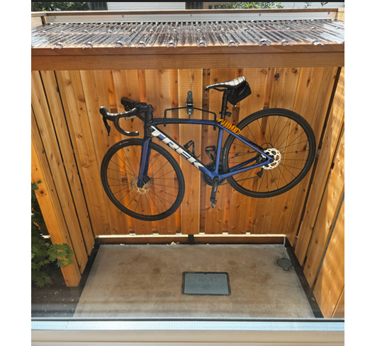 塀を延長させて屋根をつけて、雨でも濡れない自転車置き場が完成。