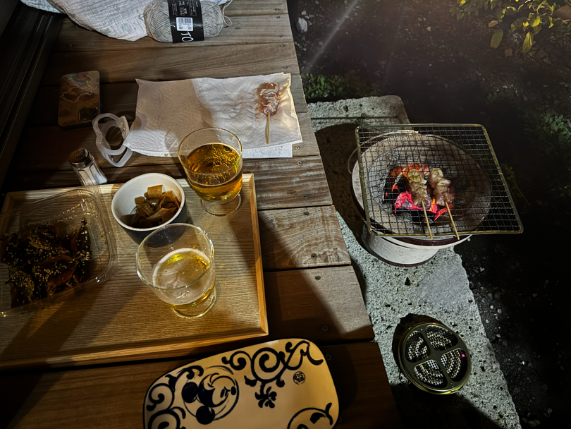 お昼は、濡れ縁でランチを、夜は七輪でおつまみを炙って濡れ縁で晩酌を楽しんでいます。