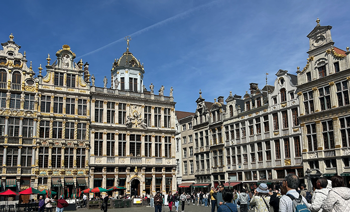 写真⑧：「世界で最も美しい広場」と称される観光中心地「グラン・プラス（Grand-Place）のお昼。