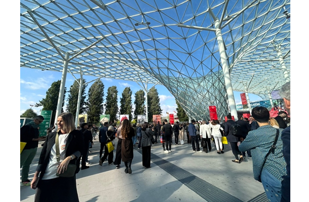 写真③：今年も良いお天気に恵まれた、Fiera Milano, Rho（ロー・フィエラミラノ）の象徴的なエントランス。