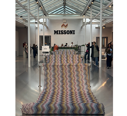 写真④：糸からの制作工程を見せる、織機を使ったインスタレーション展示。Missoniは、鮮やかな色彩とニット技術で知られるイタリアを代表するラグジュアリーブランド。