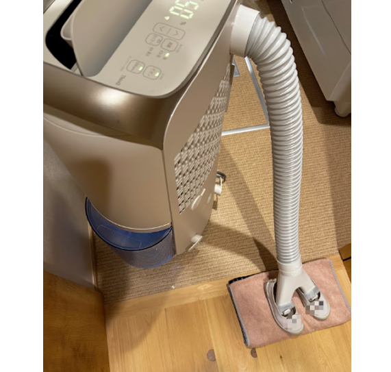 わが家の除湿機。除湿器は靴を乾かす機能がついていると一石二鳥です。