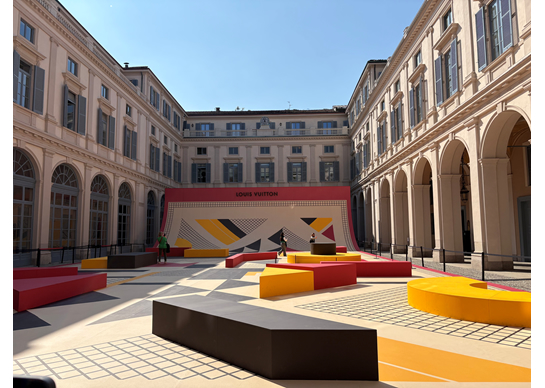 写真③：「Palazzoセルベローニ」内部広場のヴィトン展示
