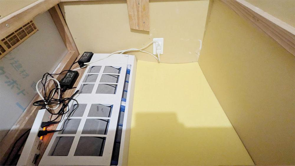 温度センサーがあるエアコンの上面に発泡シートを2枚をかぶせて微弱運転になることを防ぎました。
