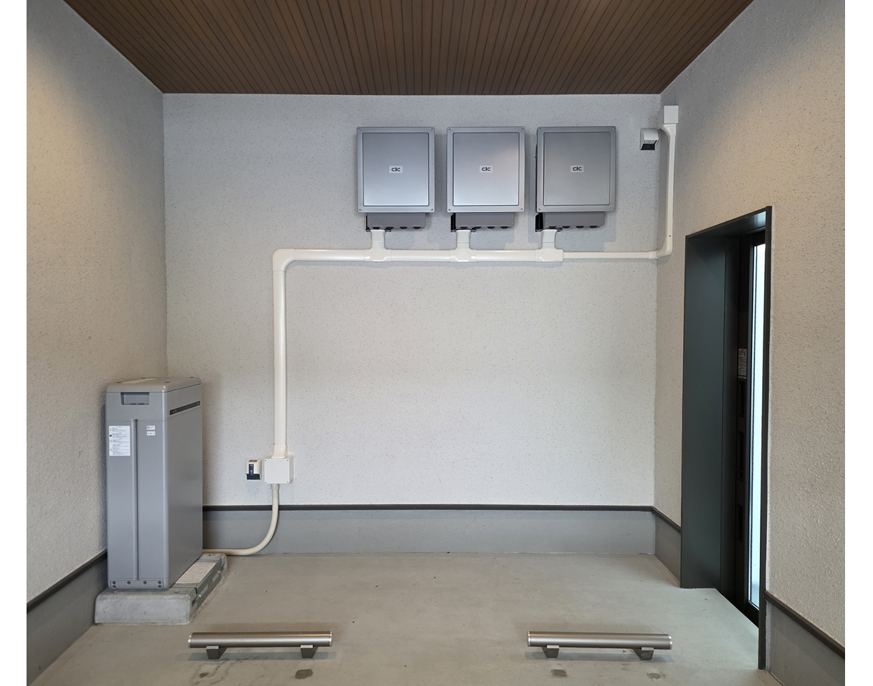 長州産業「Smart PV multi」全負荷対応型ハイブリッド蓄電システム。正面の壁の設備３つは「マルチ蓄電パワーコンディショナ」「PVユニット」「トランスユニット」。