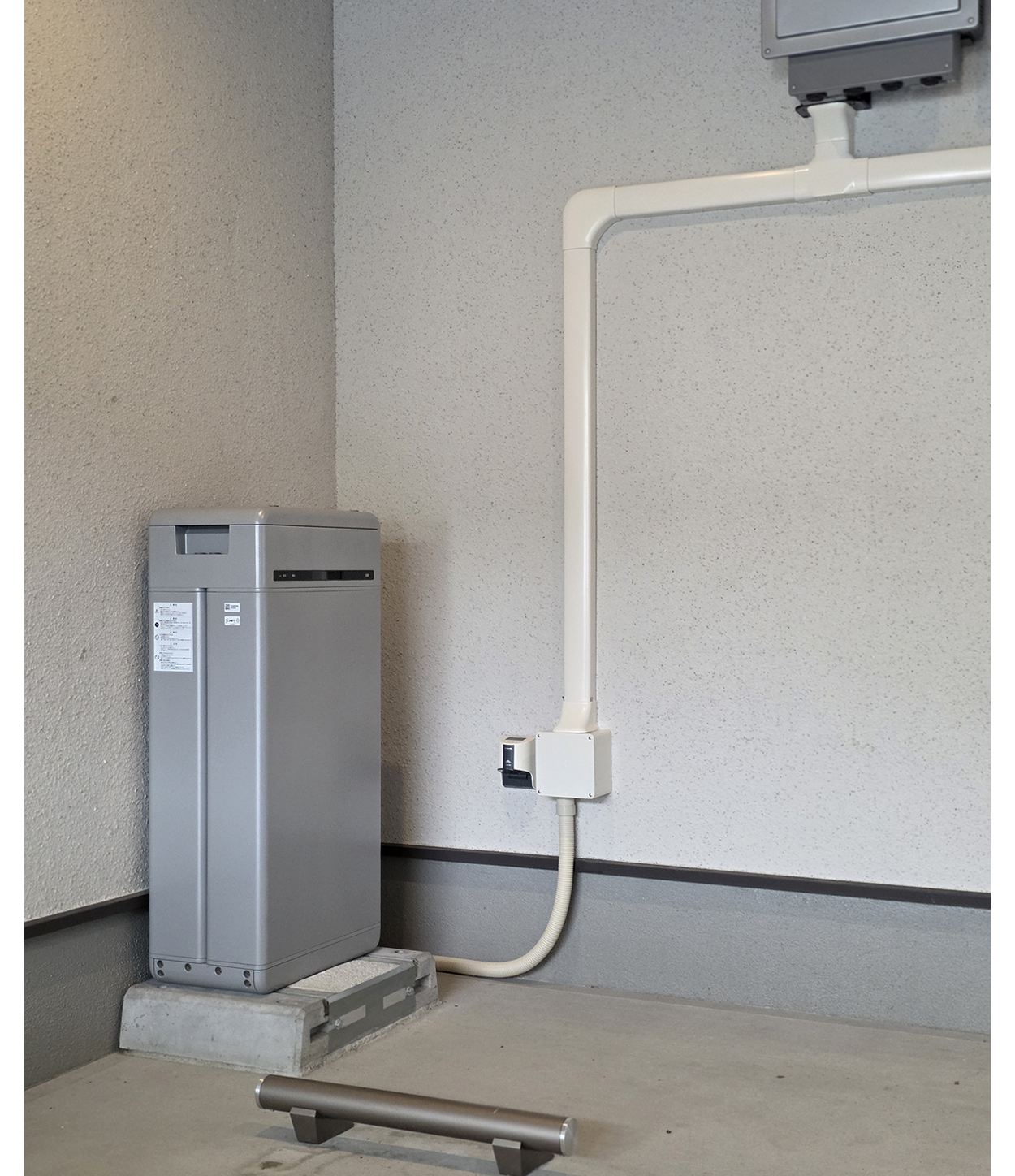 わが家は、太陽光パネルと蓄電池を1台で制御するハイブリッド型パワーコンディショナーを導入しました。ハイブリッド型で太陽光パネルを先に設置、後から蓄電池を追加できるという製品もあります。