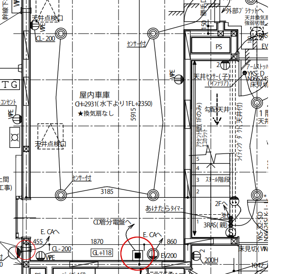 蓄電池を設置したビルトインガレージの設計図。建築時に用意し置いた屋外に貫通するスリーブ（左）と分電盤までの配管（右）。