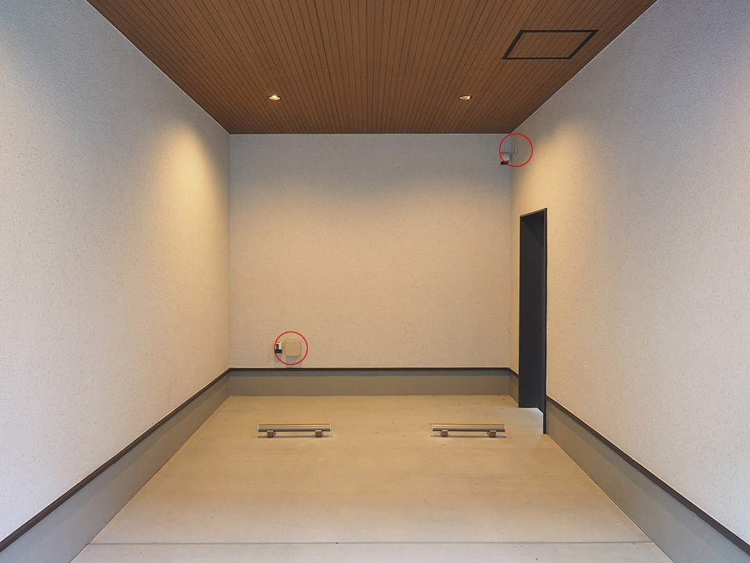 用意しておいたスリーブの写真。ガレージ右奥上にあるのが、屋外とつなぐスリーブです。エアコン用のスリーブですが、ここから屋根から下ろした太陽光の配線を引き込んでいます。